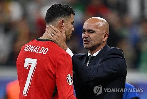 전 프리미어리그 공격수 크리스 서튼은 영국 매체 데일리 메일을 통해 포르투갈 축구대표팀을 이끄는 로베르토 마르티네스 감독이 크리스티아누 호날두를 경기에서 빼야 한다고 주장했다. 서튼은 호날두가 슬로베니아와의 16강전에서 좋지 않은 모습을 보였지만 마르티네스 감독이 자국 레전드인 호날두를 빼는 것을 두려워 하고 있다고 말했다. 호날두는 슬로베니아전에서 페널티킥을 실축하는 등 좋지 않은 모습을 보였지만 승부차기에서 킥을 성공시켜 포르투갈의 8강 진출에 기여했다. 연합뉴스