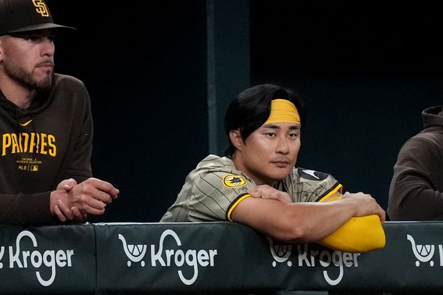 샌디에이고 파드리스 내야수 김하성이 3일 미국 텍사스주 알링턴의 글로브라이프필드에서 열린 2024 미국프로야구 메이저리그 텍사스 레인저스와의 원정경기에 7번타자 겸 유격수로 선발 출전해 3타수 무안타 1도루를 기록했다. 9경기 연속 안타를 마감한 김하성의 시즌 타율은 0.228에서 0.226으로 소폭 하락했다. 팀은 0-7로 완패했다. AP 연합뉴스