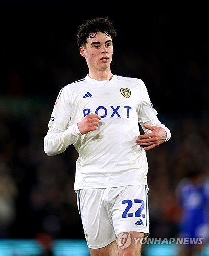 토트넘 홋스퍼는 2일 구단 홈페이지를 통해 리즈 유나이티드에서 뛰던 2006년생 잉글랜드 미드필더 아치 그레이를 영입했다고 발표했다. 토트넘은 그레이와 2030년 6월까지 유효한 6년 계약을 체결했고 리즈에 이적료로 700억원을 지불한 것으로 알려졌다. 토트넘 유니폼을 입은 그레이는 흥분을 감추지 못하면서 하루빨리 팬들 앞에서 토트넘 데뷔전을 치르는 순간을 고대했다. 지난 시즌 프리미어리그 5위를 차지해 UEFA 유로파리그에 진출한 토트넘은 그레이를 데려오면서 이번 여름 이적시장 1호 영입을 성사시켰다. 연합뉴스