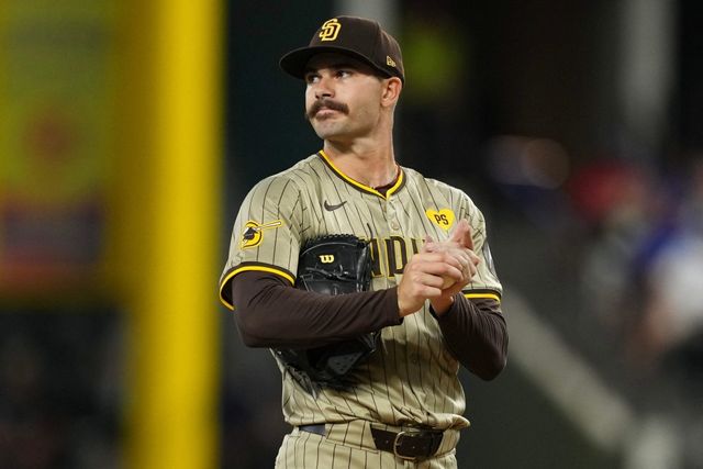 샌디에이고 파드리스 우완투수 딜런 시즈가 3일 미국 텍사스주 알링턴의 글로브라이프필드에서 열린 2024 미국프로야구 메이저리그 텍사스 레인저스와의 원정경기에 선발 등판해 3⅔이닝 8피안타(2피홈런) 2볼넷 5탈삼진 6실점으로 부진하면서 시즌 7패째를 떠안았다. 팀은 0-7로 완패했다. AFP 연합뉴스