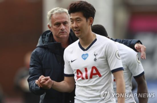 풋볼 인사이더, 팀 토크 등 영국 매체들은 최근 토트넘이 오는 2025년에 끝나는 손흥민 계약서를 1년 더 연장하는 옵션 활성화를 실행했다고 보도했다. 손흥민의 활약상은 현재 프리미어리그 선수들 중 최고지만 연봉은 175억원 안팎으로 리그 31위다. 토트넘 입장에선 손흥민의 가성비 넘치는 활약을 1년 더 활용하게 됐다. 연합뉴스