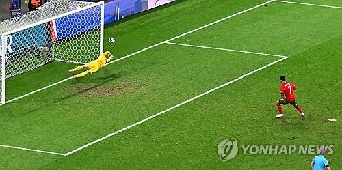 전 프리미어리그 공격수 크리스 서튼은 영국 매체 데일리 메일을 통해 포르투갈 축구대표팀을 이끄는 로베르토 마르티네스 감독이 크리스티아누 호날두를 경기에서 빼야 한다고 주장했다. 서튼은 호날두가 슬로베니아와의 16강전에서 좋지 않은 모습을 보였지만 마르티네스 감독이 자국 레전드인 호날두를 빼는 것을 두려워 하고 있다고 말했다. 호날두는 슬로베니아전에서 페널티킥을 실축하는 등 좋지 않은 모습을 보였지만 승부차기에서 킥을 성공시켜 포르투갈의 8강 진출에 기여했다. 연합뉴스