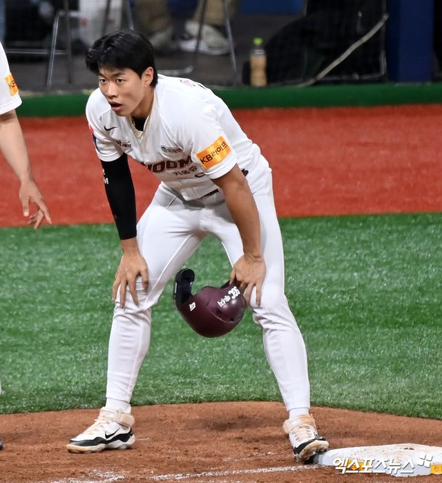 2일 오후 서울 구로구 고척스카이돔에서 열린 '2024 신한 SOL Bank KBO리그' LG 트윈스와 키움 히어로즈의 경기, 3회말 1사 키움 송성문이 중월 3루타를 날린 후 타임을 요청하고 있다. 고척, 김한준 기자