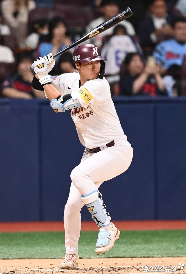 21일 오후 서울 구로구 고척스카이돔에서 열린 '2024 신한 SOL Bank KBO리그' 롯데 자이언츠와 키움 히어로즈의 경기, 2회말 키움 선두타자 장재영이 타석에서 타격 준비를 하고 있다. 엑스포츠뉴스 DB