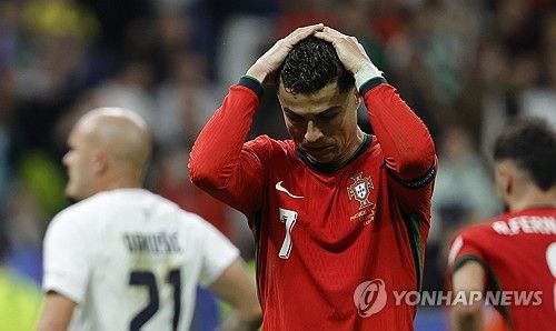 전 프리미어리그 공격수 크리스 서튼은 영국 매체 데일리 메일을 통해 포르투갈 축구대표팀을 이끄는 로베르토 마르티네스 감독이 크리스티아누 호날두를 경기에서 빼야 한다고 주장했다. 서튼은 호날두가 슬로베니아와의 16강전에서 좋지 않은 모습을 보였지만 마르티네스 감독이 자국 레전드인 호날두를 빼는 것을 두려워 하고 있다고 말했다. 호날두는 슬로베니아전에서 페널티킥을 실축하는 등 좋지 않은 모습을 보였지만 승부차기에서 킥을 성공시켜 포르투갈의 8강 진출에 기여했다. 연합뉴스