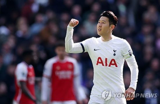풋볼 인사이더, 팀 토크 등 영국 매체들은 최근 토트넘이 오는 2025년에 끝나는 손흥민 계약서를 1년 더 연장하는 옵션 활성화를 실행했다고 보도했다. 손흥민의 활약상은 현재 프리미어리그 선수들 중 최고지만 연봉은 175억원 안팎으로 리그 31위다. 토트넘 입장에선 손흥민의 가성비 넘치는 활약을 1년 더 활용하게 됐다. 연합뉴스