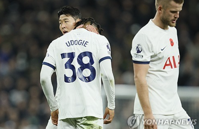 풋볼 인사이더, 팀 토크 등 영국 매체들은 최근 토트넘이 오는 2025년에 끝나는 손흥민 계약서를 1년 더 연장하는 옵션 활성화를 실행했다고 보도했다. 손흥민의 활약상은 현재 프리미어리그 선수들 중 최고지만 연봉은 175억원 안팎으로 리그 31위다. 토트넘 입장에선 손흥민의 가성비 넘치는 활약을 1년 더 활용하게 됐다. 연합뉴스