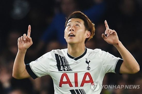 풋볼 인사이더, 팀 토크 등 영국 매체들은 최근 토트넘이 오는 2025년에 끝나는 손흥민 계약서를 1년 더 연장하는 옵션 활성화를 실행했다고 보도했다. 손흥민의 활약상은 현재 프리미어리그 선수들 중 최고지만 연봉은 175억원 안팎으로 리그 31위다. 토트넘 입장에선 손흥민의 가성비 넘치는 활약을 1년 더 활용하게 됐다. 연합뉴스