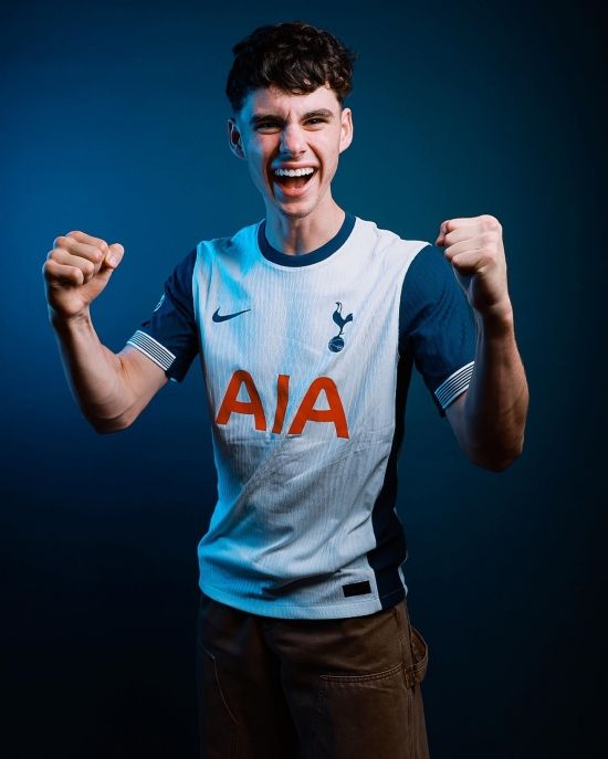 토트넘 홋스퍼는 2일 구단 홈페이지를 통해 리즈 유나이티드에서 뛰던 2006년생 잉글랜드 미드필더 아치 그레이를 영입했다고 발표했다. 토트넘은 그레이와 2030년 6월까지 유효한 6년 계약을 체결했고 리즈에 이적료로 700억원을 지불한 것으로 알려졌다. 토트넘 유니폼을 입은 그레이는 흥분을 감추지 못하면서 하루빨리 팬들 앞에서 토트넘 데뷔전을 치르는 순간을 고대했다. 지난 시즌 프리미어리그 5위를 차지해 UEFA 유로파리그에 진출한 토트넘은 그레이를 데려오면서 이번 여름 이적시장 1호 영입을 성사시켰다. 토트넘