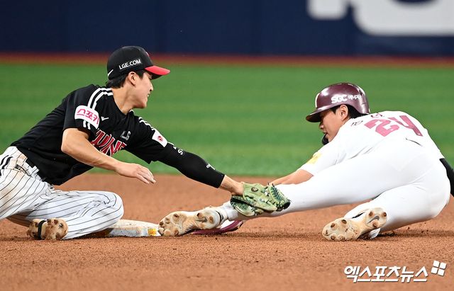 2일 오후 서울 구로구 고척스카이돔에서 열린 '2024 신한 SOL Bank KBO리그' LG 트윈스와 키움 히어로즈의 경기, 5회말 2사 1루 키움 송성문이 2루 도루를 시도하고 있다. 고척, 김한준 기자