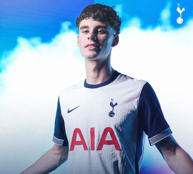 토트넘 홋스퍼는 2일 구단 홈페이지를 통해 리즈 유나이티드에서 뛰던 2006년생 잉글랜드 미드필더 아치 그레이를 영입했다고 발표했다. 토트넘은 그레이와 2030년 6월까지 유효한 6년 계약을 체결했고 리즈에 이적료로 700억원을 지불한 것으로 알려졌다. 토트넘 유니폼을 입은 그레이는 흥분을 감추지 못하면서 하루빨리 팬들 앞에서 토트넘 데뷔전을 치르는 순간을 고대했다. 지난 시즌 프리미어리그 5위를 차지해 UEFA 유로파리그에 진출한 토트넘은 그레이를 데려오면서 이번 여름 이적시장 1호 영입을 성사시켰다. 토트넘