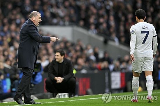 풋볼 인사이더, 팀 토크 등 영국 매체들은 최근 토트넘이 오는 2025년에 끝나는 손흥민 계약서를 1년 더 연장하는 옵션 활성화를 실행했다고 보도했다. 손흥민의 활약상은 현재 프리미어리그 선수들 중 최고지만 연봉은 175억원 안팎으로 리그 31위다. 토트넘 입장에선 손흥민의 가성비 넘치는 활약을 1년 더 활용하게 됐다. 연합뉴스