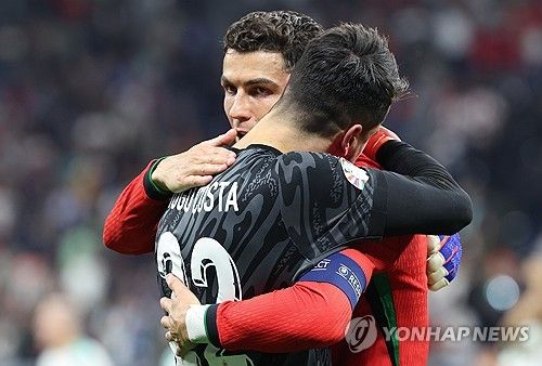 전 프리미어리그 공격수 크리스 서튼은 영국 매체 데일리 메일을 통해 포르투갈 축구대표팀을 이끄는 로베르토 마르티네스 감독이 크리스티아누 호날두를 경기에서 빼야 한다고 주장했다. 서튼은 호날두가 슬로베니아와의 16강전에서 좋지 않은 모습을 보였지만 마르티네스 감독이 자국 레전드인 호날두를 빼는 것을 두려워 하고 있다고 말했다. 호날두는 슬로베니아전에서 페널티킥을 실축하는 등 좋지 않은 모습을 보였지만 승부차기에서 킥을 성공시켜 포르투갈의 8강 진출에 기여했다. 연합뉴스