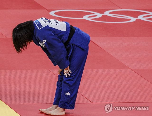 2024 파리 하계올림픽유도 여자 57kg급에서 은메달을 획득한 허미미가 석연 찮은 판정의 희생양이 된 가운데 금메달리스트도 판정 시비에 어느 정도 동의하는 듯한 반응을 전해 눈길을 끈다. 허미미는 29일 프랑스 파리 샹드마르스 경기장에서 파리 올림픽 유도 여자 57kg급 결승에서 크리스타 데구치(캐나다)와 연장 혈투를 벌였으나 아쉬운 반칙패를 당했다. 허미미는 위장 공격 때문에 3번째 지도를 받았는데 납득하기 어렵다는 견해가 적지 않다. 연합뉴스