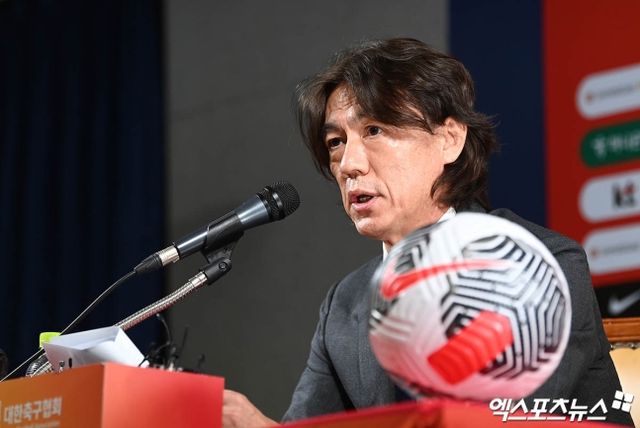 국가대표님 사령탑이 된 홍명보 감독이 국내에서 첫 발걸음을 뗀다. 홍 감독은 취임 기자회견에서 자신이 강조했던 A대표팀과 연령별 대표팀의 연속성을 만들기 위해 부산에서 진행되는 19세 이하(U-19) 대표팀 소집훈련 및 연습경기를 참관할 예정이다. 이창원 감독이 이끌고 있는 U-19 대표팀은 내년 열리는 20세 이하(U-20) 아시안컵과 U-20 월드컵을 준비하고 있다. 사진 신문로, 박지영 기자