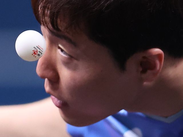 대한민국 탁구 국가대표 신유빈-임종훈이 30일(한국시간) 프랑스 파리의 사우스 파리 아레나 4에서 열린 2024 파리 올림픽 탁구 혼합복식 동메달 결정전에서 세계랭킹 4위 웡춘팅-두호이켐 조를 꺾고 동메달을 목에 걸었다. 한국 탁구 역사상 19번째 메달을 수확하는 기쁨을 맛봤다. 한국 탁구는 지난 2012 런던 올림픽 남자 단체전 은메달 이후 2016 리우데자네이루, 2020 도쿄(2021년 개최) 대회에서 노메달에 그쳤던 아쉬움을 풀게 됐다. 사진 연합뉴스