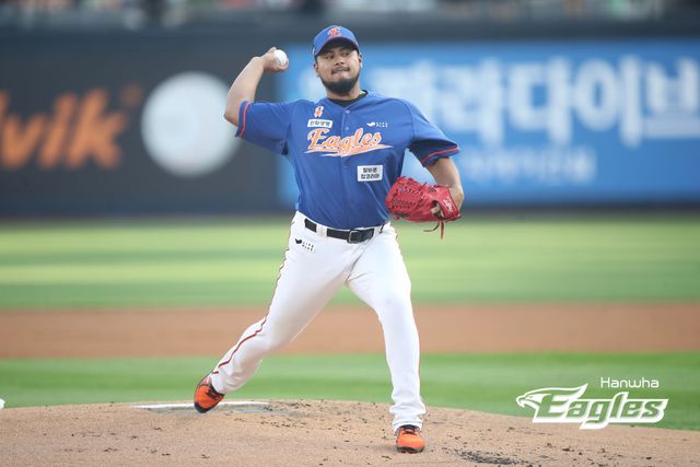 30일 수원케이티위즈파크에서 열린 2024 신한 SOL Bank KBO리그 한화 이글스와 KT 위즈의 경기, 한화가 6-4 승리를 거두고 4연승을 질주했다. 선발투수로 등판한 하이메 바리아는 5⅔이닝 4실점을 기록하고 시즌 4승을 달성했다. 한화 이글스