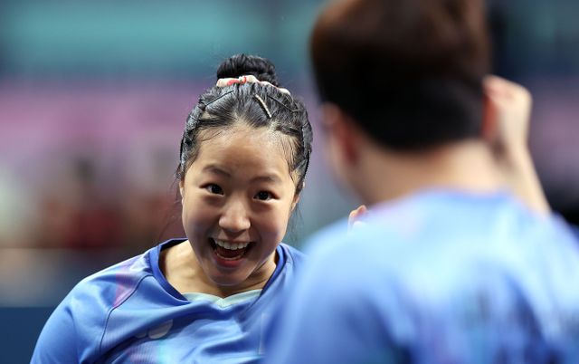 대한민국 탁구 국가대표 신유빈-임종훈이 30일(한국시간) 프랑스 파리의 사우스 파리 아레나 4에서 열린 2024 파리 올림픽 탁구 혼합복식 동메달 결정전에서 세계랭킹 4위 웡춘팅-두호이켐 조를 꺾고 동메달을 목에 걸었다. 한국 탁구 역사상 19번째 메달을 수확하는 기쁨을 맛봤다. 한국 탁구는 지난 2012 런던 올림픽 남자 단체전 은메달 이후 2016 리우데자네이루, 2020 도쿄(2021년 개최) 대회에서 노메달에 그쳤던 아쉬움을 풀게 됐다. 사진 연합뉴스