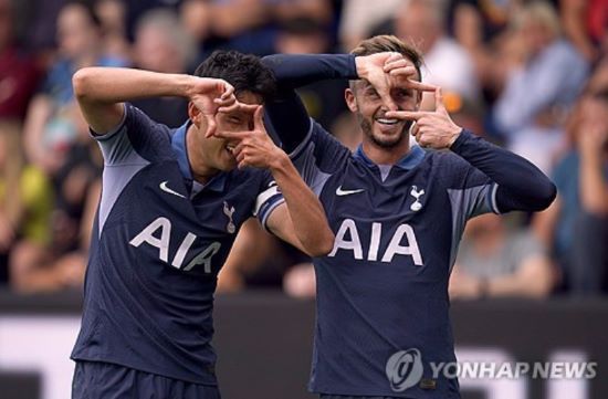 영국 풋볼 인사이더는 지난 1일 토트넘이 손흥민의 계약 1년 연장 옵션을 발동하기로 합의했다는 보도를 전하면서 토트넘이 이를 통해 내년 여름에 손흥민을 매각할 수 있는 선택지를 보유하게 됐다고 짚었다. 사진 연합뉴스