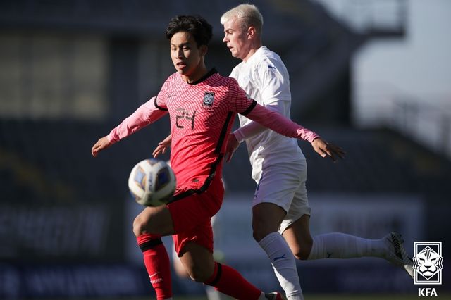 광주는 지난 3일 구단 인스타그램을 통해 엄지성이 잉글랜드 챔피언십리그(2부) 스완지시티로 이적한다고 발표했다. 2023년 팀 최고 성적인 리그 3위와 아시아챔피언스리그 엘리트 진출을 견인한 엄지성의 활약을 지켜본 스완지시티는 적극적인 영입 의사와 함께 지속적인 구애를 보내왔으며, 이에 광주는 선수의 미래에 포커스를 맞춰 협상을 진행했고 이적을 확정 지었다.대한축구협회