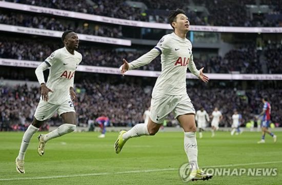 영국 풋볼 인사이더는 지난 1일 토트넘이 손흥민의 계약 1년 연장 옵션을 발동하기로 합의했다는 보도를 전하면서 토트넘이 이를 통해 내년 여름에 손흥민을 매각할 수 있는 선택지를 보유하게 됐다고 짚었다. 사진 연합뉴스