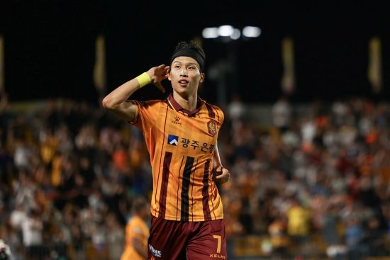 광주는 지난 3일 구단 인스타그램을 통해 엄지성이 잉글랜드 챔피언십리그(2부) 스완지시티로 이적한다고 발표했다. 2023년 팀 최고 성적인 리그 3위와 아시아챔피언스리그 엘리트 진출을 견인한 엄지성의 활약을 지켜본 스완지시티는 적극적인 영입 의사와 함께 지속적인 구애를 보내왔으며, 이에 광주는 선수의 미래에 포커스를 맞춰 협상을 진행했고 이적을 확정 지었다.광주