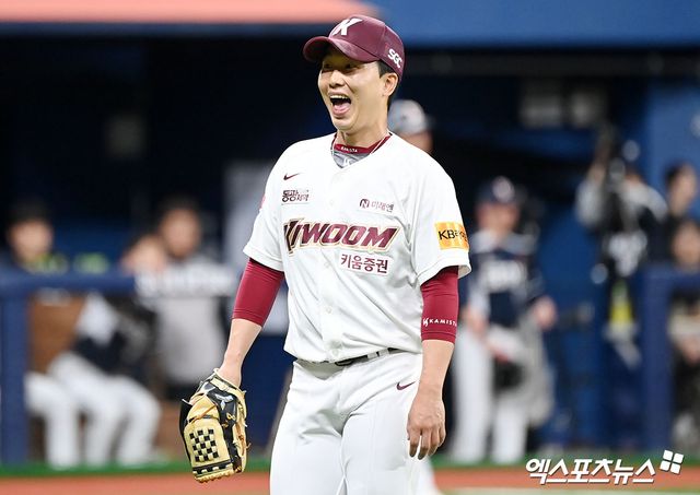 8일 오후 서울 구로구 고척스카이돔에서 열린 '2024 신한 SOL Bank KBO리그' 두산 베어스와 키움 히어로즈의 경기, 5회초 수비를 마친 키움 김성민이 더그아웃으로 향하고 있다. 엑스포츠뉴스 DB