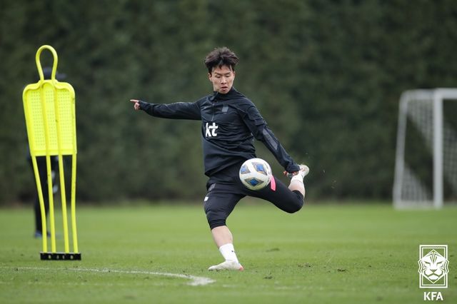 광주는 지난 3일 구단 인스타그램을 통해 엄지성이 잉글랜드 챔피언십리그(2부) 스완지시티로 이적한다고 발표했다. 2023년 팀 최고 성적인 리그 3위와 아시아챔피언스리그 엘리트 진출을 견인한 엄지성의 활약을 지켜본 스완지시티는 적극적인 영입 의사와 함께 지속적인 구애를 보내왔으며, 이에 광주는 선수의 미래에 포커스를 맞춰 협상을 진행했고 이적을 확정 지었다.대한축구협회