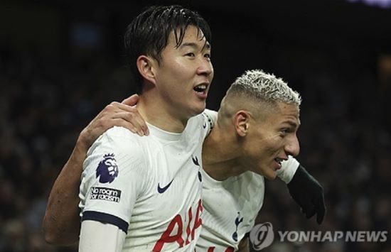 영국 풋볼 인사이더는 지난 1일 토트넘이 손흥민의 계약 1년 연장 옵션을 발동하기로 합의했다는 보도를 전하면서 토트넘이 이를 통해 내년 여름에 손흥민을 매각할 수 있는 선택지를 보유하게 됐다고 짚었다. 사진 연합뉴스