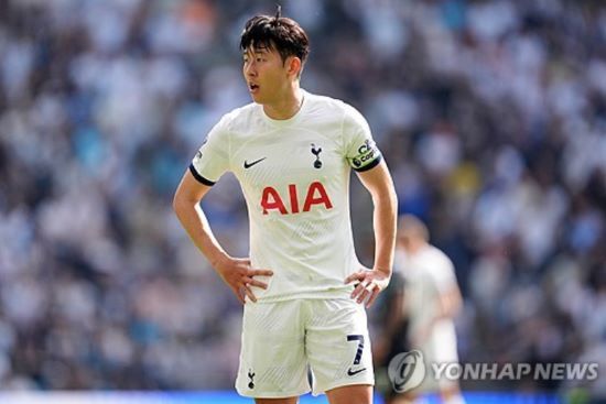 영국 풋볼 인사이더는 지난 1일 토트넘이 손흥민의 계약 1년 연장 옵션을 발동하기로 합의했다는 보도를 전하면서 토트넘이 이를 통해 내년 여름에 손흥민을 매각할 수 있는 선택지를 보유하게 됐다고 짚었다. 사진 연합뉴스