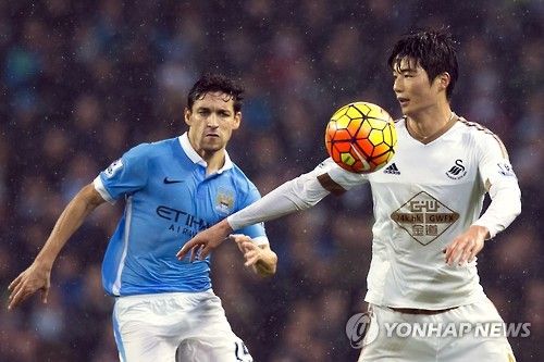 광주는 지난 3일 구단 인스타그램을 통해 엄지성이 잉글랜드 챔피언십리그(2부) 스완지시티로 이적한다고 발표했다. 2023년 팀 최고 성적인 리그 3위와 아시아챔피언스리그 엘리트 진출을 견인한 엄지성의 활약을 지켜본 스완지시티는 적극적인 영입 의사와 함께 지속적인 구애를 보내왔으며, 이에 광주는 선수의 미래에 포커스를 맞춰 협상을 진행했고 이적을 확정 지었다.연합뉴스