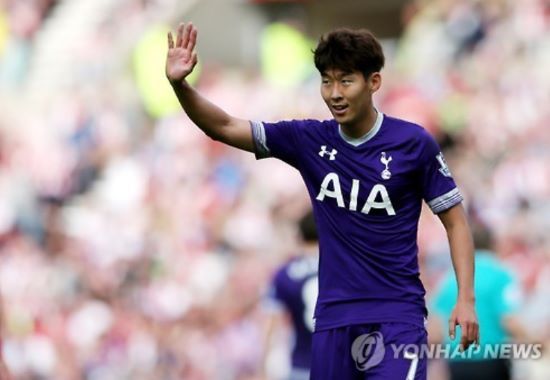 영국 풋볼 인사이더는 지난 1일 토트넘이 손흥민의 계약 1년 연장 옵션을 발동하기로 합의했다는 보도를 전하면서 토트넘이 이를 통해 내년 여름에 손흥민을 매각할 수 있는 선택지를 보유하게 됐다고 짚었다. 사진 연합뉴스