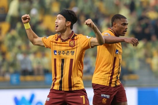 광주는 지난 3일 구단 인스타그램을 통해 엄지성이 잉글랜드 챔피언십리그(2부) 스완지시티로 이적한다고 발표했다. 2023년 팀 최고 성적인 리그 3위와 아시아챔피언스리그 엘리트 진출을 견인한 엄지성의 활약을 지켜본 스완지시티는 적극적인 영입 의사와 함께 지속적인 구애를 보내왔으며, 이에 광주는 선수의 미래에 포커스를 맞춰 협상을 진행했고 이적을 확정 지었다.광주