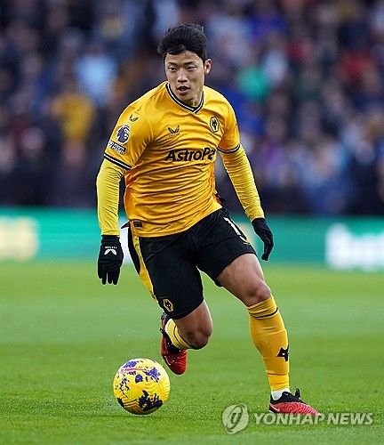 프랑스 언론 레키프는 5일 자국 명문 구단 올랭피크 마르세유가 황희찬에게 관심 보이고 있다고 전했다. 지난 2015년 오스트리아 잘츠부르크로 이적한 황희찬은 이후 함부르크, 라이프치히를 거쳐 지난 2020년 울버햄프턴에 둥지를 틀었다. 지난해 12월 5년 계약을 다시 체결해 프리미어리그 롱런을 예고한 상태다. 프리미어리그에서 처음으로 성공적인 시즌을 보낸 그가 올해 접한 첫 이적설이다.&nbsp;엑스포츠뉴스DB