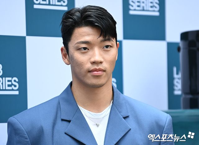 프랑스 언론 레키프는 5일 자국 명문 구단 올랭피크 마르세유가 황희찬에게 관심 보이고 있다고 전했다. 지난 2015년 오스트리아 잘츠부르크로 이적한 황희찬은 이후 함부르크, 라이프치히를 거쳐 지난 2020년 울버햄프턴에 둥지를 틀었다. 지난해 12월 5년 계약을 다시 체결해 프리미어리그 롱런을 예고한 상태다. 프리미어리그에서 처음으로 성공적인 시즌을 보낸 그가 올해 접한 첫 이적설이다.&nbsp;엑스포츠뉴스DB