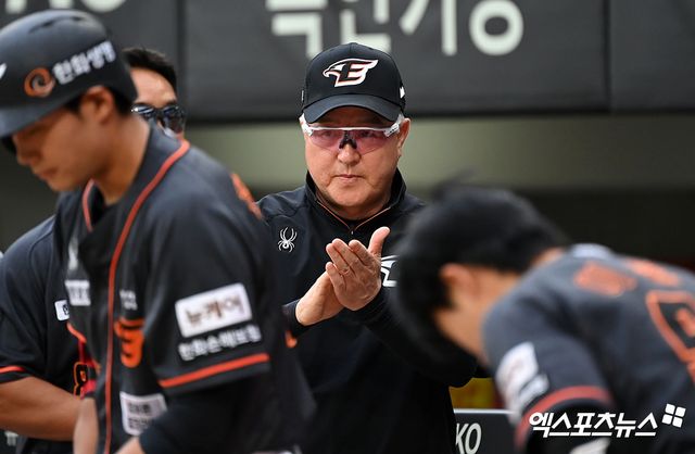 21일 오후 광주기아챔피언스필드에서 열린 '2024 신한 SOL Bank KBO리그' 한화 이글스와 KIA 타이거즈의 경기, 한화 김경문 감독이 경기를 준비하는 선수들에게 박수를 보내고 있다. 엑스포츠뉴스 DB