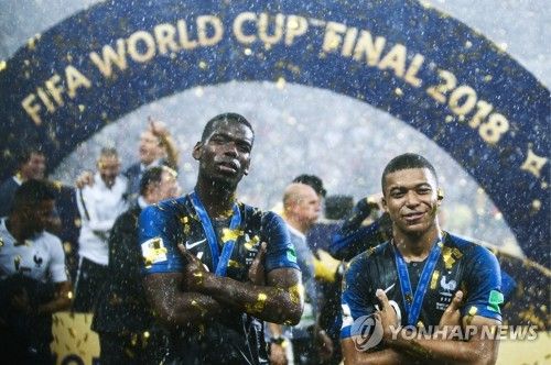 프랑스 언론 RMC스포르트가 5일(한국시간) 음바페가 프랑스 대표팀에서 사라진 포그바의 존재를 그리워하고 있다고 전했다.&nbsp; 음바페는 4일 다가오는 포르투갈과의 유럽축구연맹(UEFA) 유로 2024 8강전을 앞두고 기자회견에 참석해 이같이 말했다.&nbsp;연합뉴스