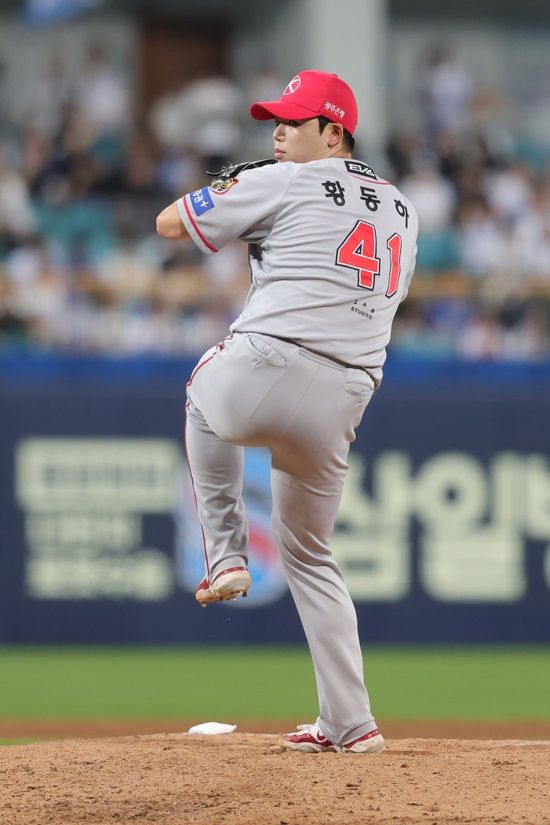 KIA 타이거즈 우완 황동하가 7월 4일 대구 삼성라이온즈파크에서 열린 2024 신한 SOL Bank KBO리그 삼성 라이온즈와의 팀 간 8차전에서 3⅔이닝 무실점 호투로 승리투수가 됐다. 사진 KIA 타이거즈