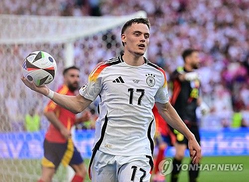 스페인이 6일(한국시간) 독일 슈투트가르트 아레나에서 열린 독일과의 대회 8강전에서 연장 막판 터진 미켈 메리노의 극장 골로 2-1로 승리해 4강에 진출했다.&nbsp; 스페인은 지난 2020년 대회에 이어 두 번 연속 4강에 진출하며 우승 도전을 이어갈 수 있게 됐다.&nbsp;연합뉴스