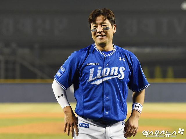 28일 오후 서울 송파구 잠실야구장에서 열린 '2024 신한 SOL Bank KBO리그' 삼성 라이온즈와 LG 트윈스의 경기, 클리닝타임 때 KBO 통산 2,238경기에 출장한 삼성 강민호의 최다 경기 출전 기록 축하 행사가 진행됐다. 강민호가 그라운드에서 환히 웃고 있다. 엑스포츠뉴스 DB