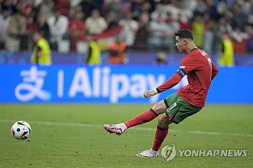 네덜란드의 레전드이자 1988년 대회 우승자인 루드 굴리트는 페널티킥 실축 이후 눈물을 흘린 크리스티아누 호날두를 크게 비판했다. 연합뉴스