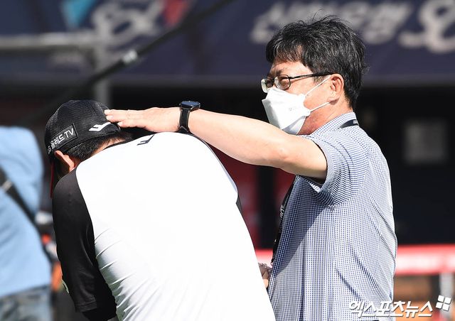 5일 오후 서울 송파구 잠실야구장에서 열리는 '2022 신한은행 SOL KBO리그' 키움 히어로즈와 LG 트윈스의 경기에 앞서 양상문 해설위원이 LG 안익훈과 인사를 나누고 있다. 엑스포츠뉴스 DB