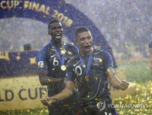 프랑스 언론 RMC스포르트가 5일(한국시간) 음바페가 프랑스 대표팀에서 사라진 포그바의 존재를 그리워하고 있다고 전했다.&nbsp; 음바페는 4일 다가오는 포르투갈과의 유럽축구연맹(UEFA) 유로 2024 8강전을 앞두고 기자회견에 참석해 이같이 말했다.&nbsp;연합뉴스