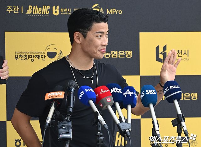 프랑스 언론 레키프는 5일 자국 명문 구단 올랭피크 마르세유가 황희찬에게 관심 보이고 있다고 전했다. 지난 2015년 오스트리아 잘츠부르크로 이적한 황희찬은 이후 함부르크, 라이프치히를 거쳐 지난 2020년 울버햄프턴에 둥지를 틀었다. 지난해 12월 5년 계약을 다시 체결해 프리미어리그 롱런을 예고한 상태다. 프리미어리그에서 처음으로 성공적인 시즌을 보낸 그가 올해 접한 첫 이적설이다.&nbsp;엑스포츠뉴스DB