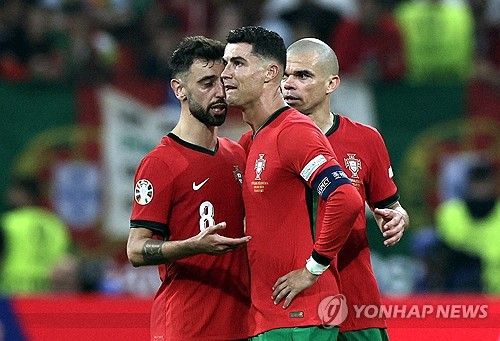 네덜란드의 레전드이자 1988년 대회 우승자인 루드 굴리트는 페널티킥 실축 이후 눈물을 흘린 크리스티아누 호날두를 크게 비판했다. 연합뉴스