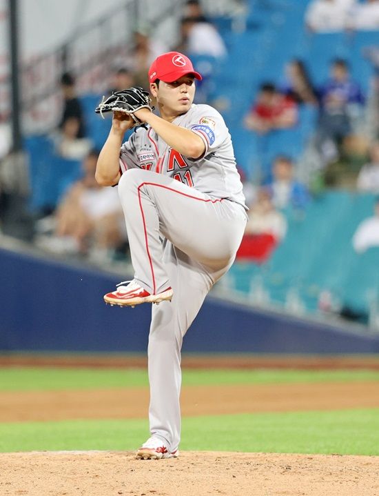 KIA 타이거즈 우완 황동하가 7월 4일 대구 삼성라이온즈파크에서 열린 2024 신한 SOL Bank KBO리그 삼성 라이온즈와의 팀 간 8차전에서 3⅔이닝 무실점 호투로 승리투수가 됐다. 사진 KIA 타이거즈