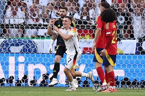 스페인이 6일(한국시간) 독일 슈투트가르트 아레나에서 열린 독일과의 대회 8강전에서 연장 막판 터진 미켈 메리노의 극장 골로 2-1로 승리해 4강에 진출했다.&nbsp; 스페인은 지난 2020년 대회에 이어 두 번 연속 4강에 진출하며 우승 도전을 이어갈 수 있게 됐다.&nbsp;연합뉴스