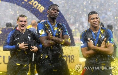 프랑스 언론 RMC스포르트가 5일(한국시간) 음바페가 프랑스 대표팀에서 사라진 포그바의 존재를 그리워하고 있다고 전했다.&nbsp; 음바페는 4일 다가오는 포르투갈과의 유럽축구연맹(UEFA) 유로 2024 8강전을 앞두고 기자회견에 참석해 이같이 말했다.&nbsp;연합뉴스