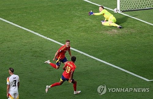 스페인이 6일(한국시간) 독일 슈투트가르트 아레나에서 열린 독일과의 대회 8강전에서 연장 막판 터진 미켈 메리노의 극장 골로 2-1로 승리해 4강에 진출했다.&nbsp; 스페인은 지난 2020년 대회에 이어 두 번 연속 4강에 진출하며 우승 도전을 이어갈 수 있게 됐다.&nbsp;연합뉴스