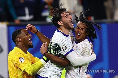 포르투갈이 6일(한국시간) 독일 함부르크에 있는 폭스파르크슈타디온에서 열린 프랑스와의 대회 8강전에서 승부차기 끝에 패해 탈락했다.&nbsp; 호날두의 마지막 유로였던 이번 대회에서 포르투갈은 아깝게 승부차기에서 무릎을 꿇으면서 2016년 대회 이후 통산 두 번째 유로 우승 도전에 실패했다. 호날두는 이번 대회를 득점 없이 마무리했다. 연합뉴스